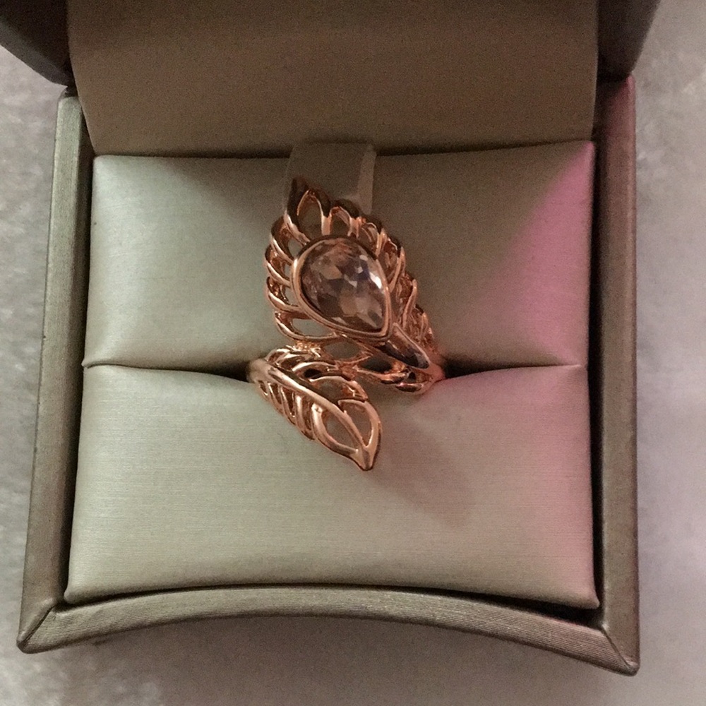 Elegant Gold-Tone Leaf Ring